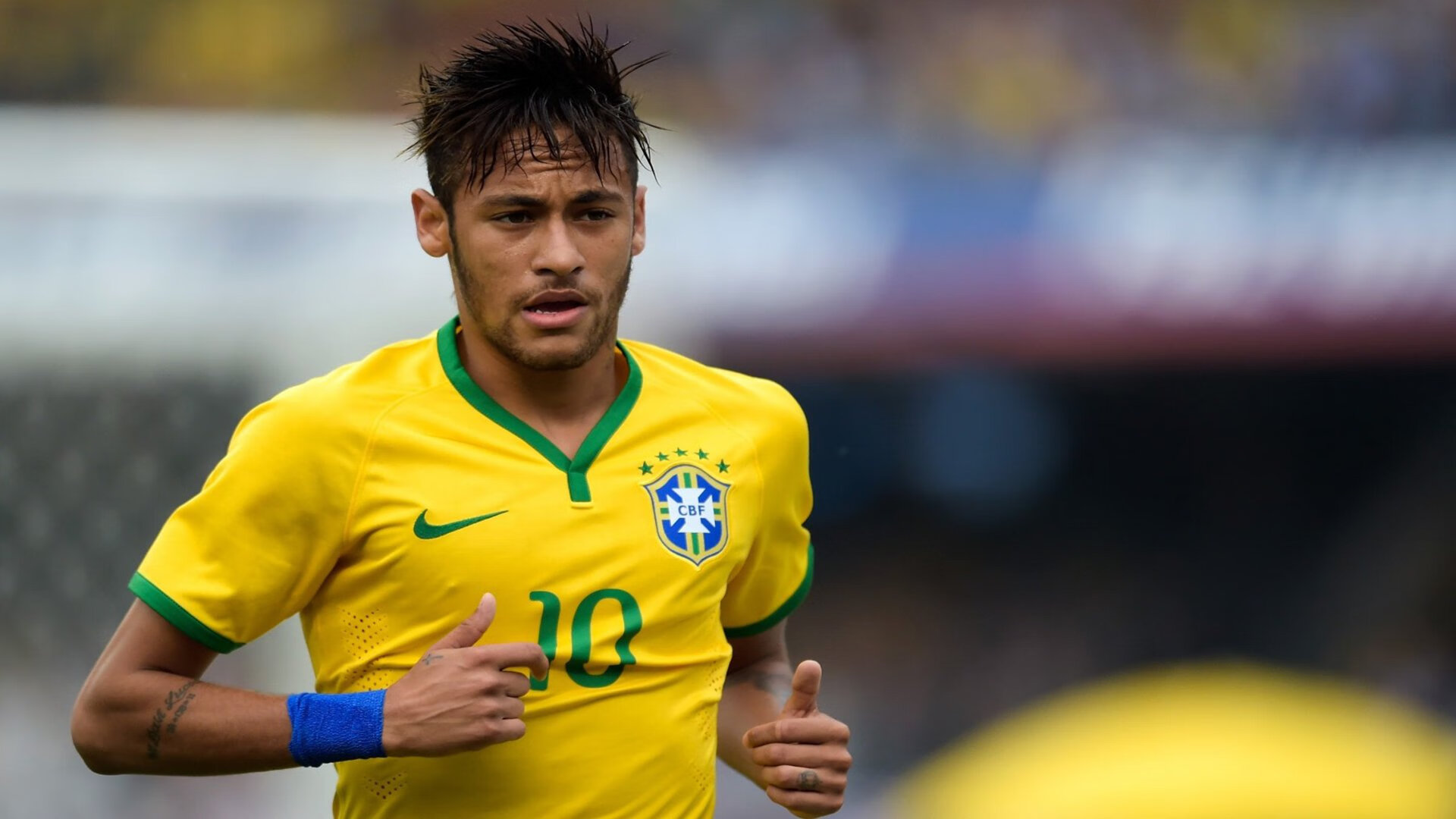 青训营组织模拟采访训练培养球员表达与媒体沟通，采访运动员训练的问题