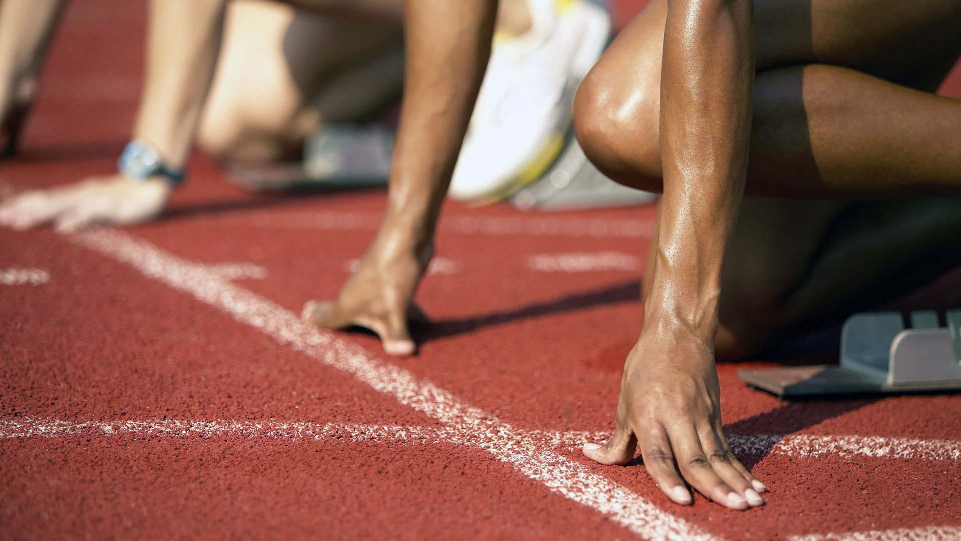 九游游戏中心官网-伊朗门将扑球滑进雪堆消失3秒，观众惊呼“魔术门将”，伊朗队守门员